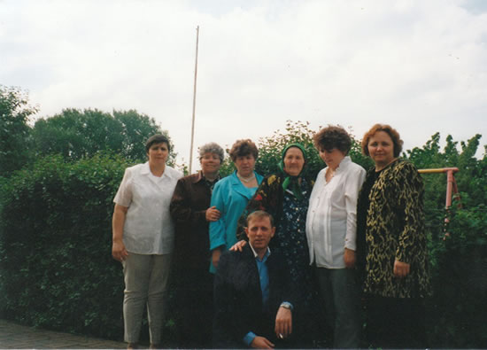 Irma Franz (Rau), Hermina Buchholz (Rau), Emma Kudaschewa (Rau), unsere Mutter Emilia Rau geb. Werwei, Olga Kokler (Rau), Ida Schel (Rau) und Alexander Rau.